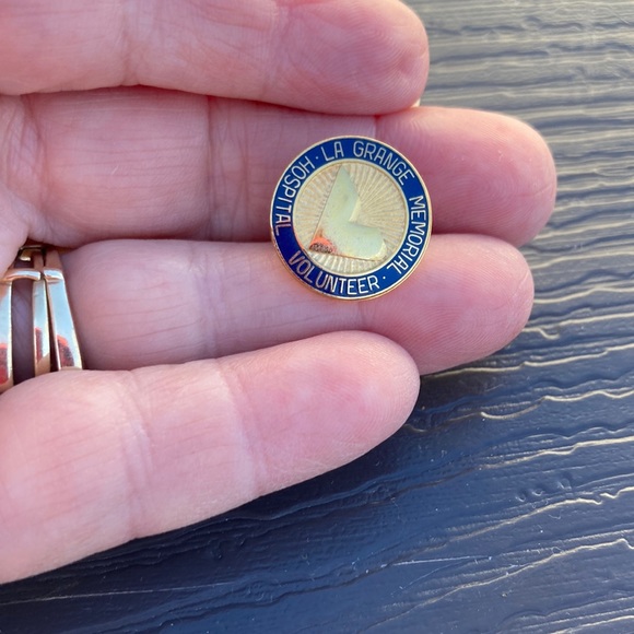 📌La Grange Memorial Hospital Volunteer Pin blue and goldtone Tac pin - Picture 1 of 3